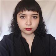 Profesora de apoyo dictando clases online de microbiología